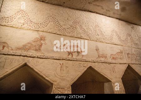 Gemalte und dekorierte Wände im Inneren der Columbarium-Höhle in Tel Maresha im Beit-Guvrin-Nationalpark in der Region Lachish, Israel, die in der Höhle gegraben wurde Stockfoto