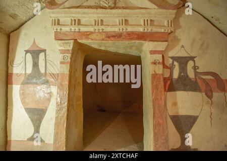 Gemalte und dekorierte Wände im Inneren der Columbarium-Höhle in Tel Maresha im Beit-Guvrin-Nationalpark in der Region Lachish, Israel, die in der Höhle gegraben wurde Stockfoto