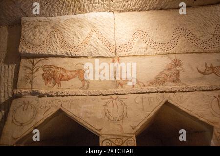 Gemalte und dekorierte Wände im Inneren der Columbarium-Höhle in Tel Maresha im Beit-Guvrin-Nationalpark in der Region Lachish, Israel, die in der Höhle gegraben wurde Stockfoto