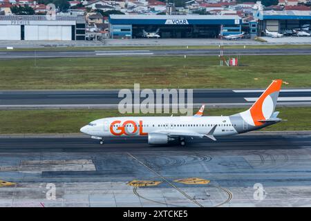 Gol Airlines Boeing 737 800 PR GTC Flugzeug, Congonhas Airport, São Paulo, Brasilien. Ein kommerzielles Flugzeug aus nächster Nähe auf der Start- und Landebahn des Flughafens. Stockfoto