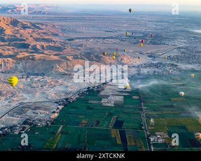 Luxor im Heißluftballon, der den beeindruckenden Kontrast zwischen dem üppigen Niltal und der riesigen, trockenen Sahara betrachtet. Erkunden Sie die alten Pharaonen Stockfoto