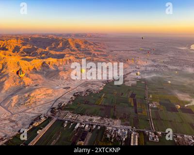 Die atemberaubende Aussicht auf Luxor, wo der lebensspendende Nil auf die endlose Sahara trifft. Schweben Sie über fruchtbares Land und alte Ruinen. Stockfoto