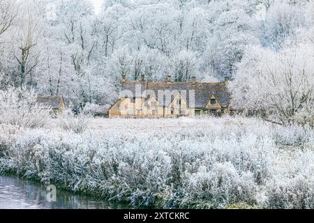 Raureif auf der Arlington Row und Rack Isle neben dem River Coln im Cotswold-Dorf Bibury, Gloucestershire, England, Großbritannien Stockfoto