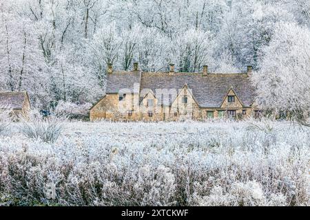 Raureif auf der Arlington Row und Rack Isle neben dem River Coln im Cotswold-Dorf Bibury, Gloucestershire, England, Großbritannien Stockfoto