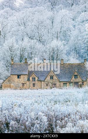 Raureif auf der Arlington Row und Rack Isle neben dem River Coln im Cotswold-Dorf Bibury, Gloucestershire, England, Großbritannien Stockfoto