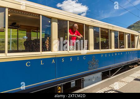 Fahren Sie mit dem Alpine Classic Pullman Express an einer Haltestelle auf dem Oberalp-Pass in 2.000 Metern Höhe. Alpine Classic Pullman Express auf der Route des Glacier Express, URI, Schweiz Stockfoto