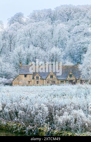 Raureif auf der Arlington Row und Rack Isle neben dem River Coln im Cotswold-Dorf Bibury, Gloucestershire, England, Großbritannien Stockfoto