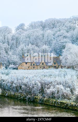 Raureif auf der Arlington Row und Rack Isle neben dem River Coln im Cotswold-Dorf Bibury, Gloucestershire, England, Großbritannien Stockfoto