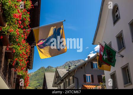 Kantonsflaggen von URI. Gotthardstrasse, Andermatt, Uri, Uri, Schweiz Stockfoto