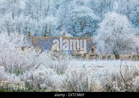 Raureif auf der Arlington Row und Rack Isle neben dem River Coln im Cotswold-Dorf Bibury, Gloucestershire, England, Großbritannien Stockfoto