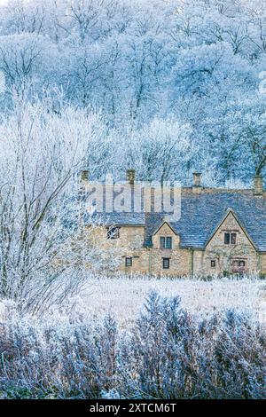 Raureif auf der Arlington Row und Rack Isle neben dem River Coln im Cotswold-Dorf Bibury, Gloucestershire, England, Großbritannien Stockfoto