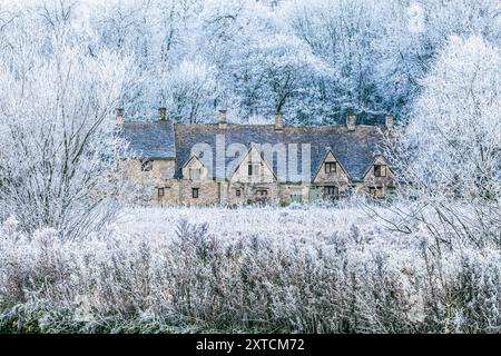 Raureif auf der Arlington Row und Rack Isle neben dem River Coln im Cotswold-Dorf Bibury, Gloucestershire, England, Großbritannien Stockfoto