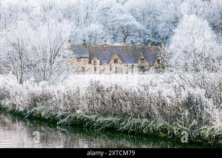 Raureif auf der Arlington Row und Rack Isle neben dem River Coln im Cotswold-Dorf Bibury, Gloucestershire, England, Großbritannien Stockfoto