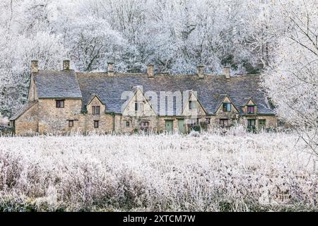 Raureif auf der Arlington Row und Rack Isle neben dem River Coln im Cotswold-Dorf Bibury, Gloucestershire, England, Großbritannien Stockfoto