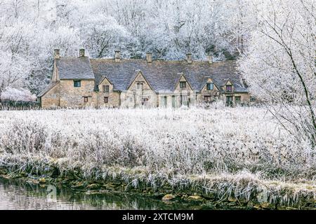 Raureif auf der Arlington Row und Rack Isle neben dem River Coln im Cotswold-Dorf Bibury, Gloucestershire, England, Großbritannien Stockfoto