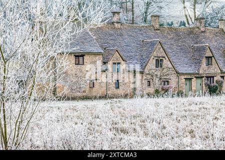 Raureif auf der Arlington Row und Rack Isle neben dem River Coln im Cotswold-Dorf Bibury, Gloucestershire, England, Großbritannien Stockfoto