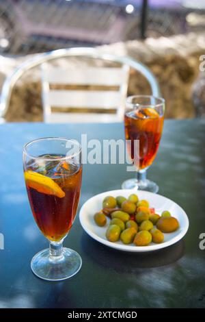 Spanischen Aperitif: zwei Gläser Wermut mit grünen Oliven. Stockfoto