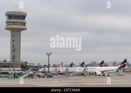 Flughafen Congonhas, São Paulo, Brasilien. Airbus A320 Flugzeuge der Firma Latam standen vor dem Passagierterminal. Stockfoto