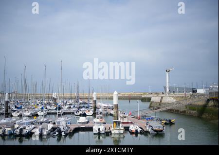 Le Havre, Frankreich - 23. Juli 2022: Ein Hafen in der Stadt Le Havre an einem sonnigen Tag Stockfoto