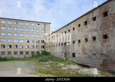 Binz, Deutschland - 10. Juli 2024: Die Gebäude von Prora auf der Insel rügen an einem sonnigen Tag Stockfoto