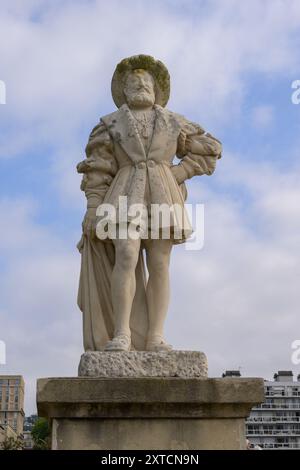 Le Havre, Frankreich - 23. Juli 2022: Eine alte Steinstatue in Le Havre an einem sonnigen Tag Stockfoto