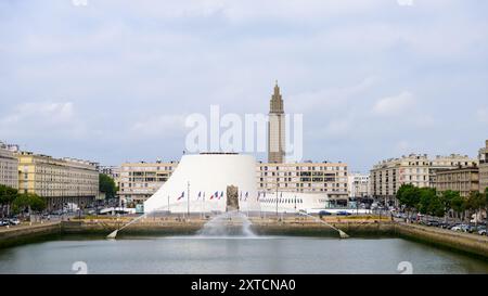 Le Havre, Frankreich - 23. Juli 2022: Die Stadt Le Havre aus der Ferne an einem sonnigen Tag Stockfoto