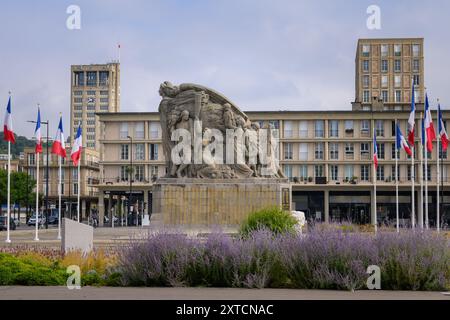 Le Havre, Frankreich - 23. Juli 2022: Eine alte Steinstatue in Le Havre an einem sonnigen Tag Stockfoto