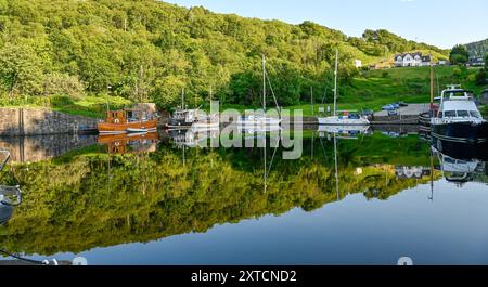 Crinan Canal In Der Nähe Von Oban Schottland. Abendliche Reflexionen auf dem Kanal Stockfoto