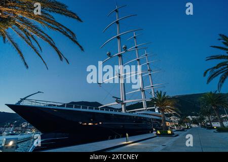 Tivat City, Montenegro - 18. Dezember 2023 Segelyacht Black Pearl, eine der größten Segelyachten. Hochwertige Fotos Stockfoto