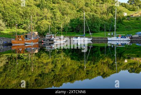 Crinan Canal In Der Nähe Von Oban Schottland. Abendliche Reflexionen auf dem Kanal Stockfoto