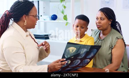 Arzt erklärt den medizinischen Scan der betroffenen Mutter und dem Kind in einer Klinik Stockfoto