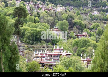 Das tibetische Dorf Danba Jiaju gilt als die schönsten Dörfer Chinas. Hunderte von Häusern im tibetischen Stil, die entlang der Berge gebaut wurden Stockfoto