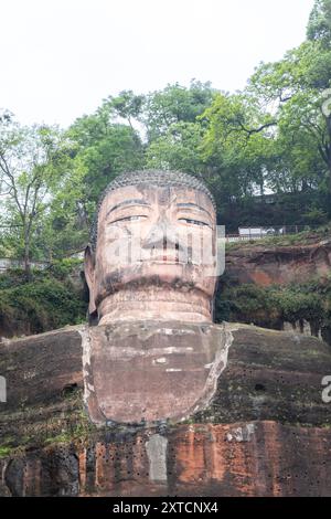 Die Nahaufnahme des Leshan-Riesen-Buddha ist eine 71 Meter hohe Steinstatue und beliebte Touristenattraktion in der Provinz Sichuan, China Stockfoto