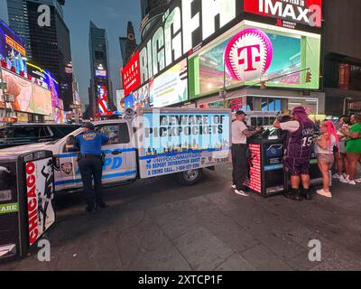 HÜTEN SIE SICH VOR TASCHENDIEBE, DIE AUF DEM TIMES SQUARE NEW YORK STEHEN Stockfoto