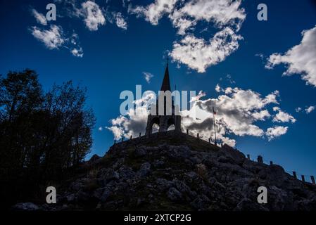 Denkmal für die Gefallenen des großen Krieges im Hintergrund in Arsiero Vicenza Italien Stockfoto