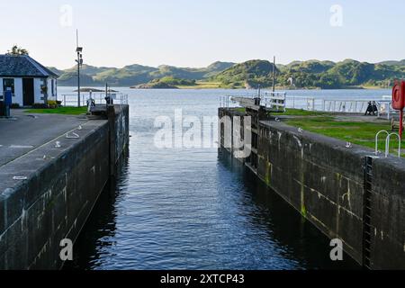 Crinan Basin, Crinan Canal In Der Nähe Von Oban Scotland. Schleusentore, die den Atlantischen Ozean bei Crinan zeigen Stockfoto