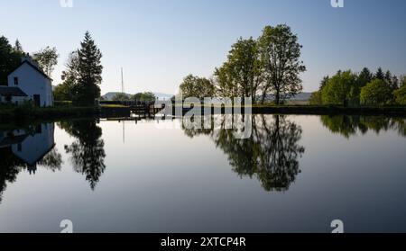 Crinan Canal In Der Nähe Von Oban Schottland. Abendliche Reflexionen auf dem Kanal Stockfoto