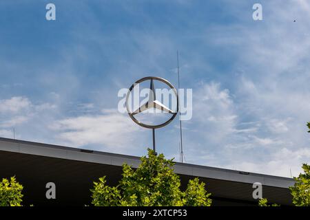 Unternehmen in Nürnberg der große silberne Mercedes-Stern thront auf dem Dach der Verkaufsniederlassung in Nürnberg, ein markantes Symbol der Marke Mercedes-Benz. Nürnberg Bayern Deutschland *** Unternehmen in Nürnberg der große silberne Mercedes-Stern thront auf dem Dach der Verkaufsniederlassung in Nürnberg, ein markantes Symbol der Marke Mercedes Benz Nürnberg Bayern Deutschland 20240814-6V2A6420 Stockfoto