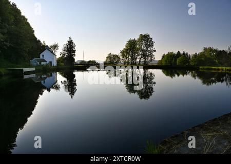 Crinan Canal In Der Nähe Von Oban Schottland. Abendliche Reflexionen auf dem Kanal Stockfoto