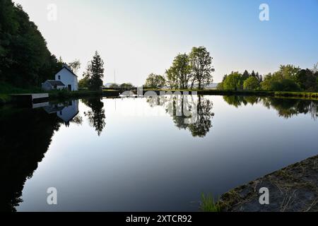 Crinan Canal In Der Nähe Von Oban Schottland. Abendliche Reflexionen auf dem Kanal Stockfoto