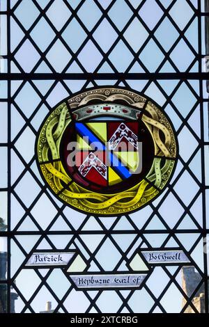 Gedenkliches Buntglasfenster, das Patrick Hepburn, Earl of Bothwell, in der Great Hall in Stirling Castle, Schottland gewidmet ist Stockfoto