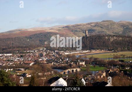 Blick vom Stirling Castle auf die Stadt Stirling mit Stirling Bridge und dem Wallace Monument im Hintergrund, Stirlingshire, Schottland Stockfoto