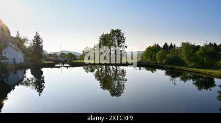 Crinan Canal In Der Nähe Von Oban Schottland. Abendliche Reflexionen auf dem Kanal Stockfoto