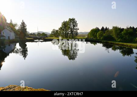 Crinan Canal In Der Nähe Von Oban Schottland. Abendliche Reflexionen auf dem Kanal Stockfoto