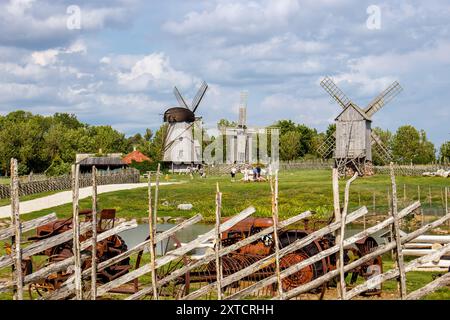 Angla, County Saare, Estland-09AUG2024-Angla Windmühlen und Heritage Center in Saaremaa, Estland. Alte Holzmehl-Windmühlen im Sommer. Stockfoto