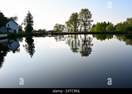 Crinan Canal In Der Nähe Von Oban Schottland. Abendliche Reflexionen auf dem Kanal Stockfoto