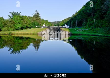 Crinan Canal In Der Nähe Von Oban Schottland. Abendliche Reflexionen auf dem Kanal Stockfoto