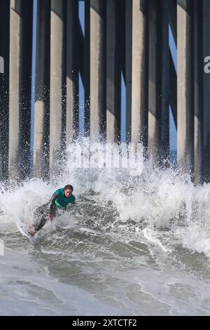 Huntington Beach, ca. 9. August 2024. 9. August 2024, Huntington Beach, CA: Francisca Veselko aus Portugal tritt in der Runde der 32 - Heat 4 bei den jährlichen US Open of Surfing an, die diese Woche stattfinden. (Kreditbild: © Rich Schmitt/ZUMA Press Wire) NUR REDAKTIONELLE VERWENDUNG! Nicht für kommerzielle ZWECKE! Stockfoto