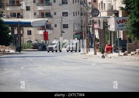 Israelische gepanzerte Fahrzeuge fahren auf einer Straße während eines Überfalls in Tubas Stadt in der besetzten Westbank israelische gepanzerte Fahrzeuge fahren auf einer Straße während eines Überfalls in Tubas Stadt in der besetzten Westbank am 14. August 2024. Israelische Truppen töteten am 14. August fünf Palästinenser bei Luftangriffen in der Stadt Tammun und bei einem Angriff auf das nahe gelegene Tubas im Norden der besetzten Westbank, sagten Quellen auf beiden Seiten. Foto: Mohammed Nasser apaimages Tubas West Bank Palästinensische Gebiete 140824 Tubas MN 0017 Copyright: XapaimagesxMohammedxNasserxapaimagesx Stockfoto