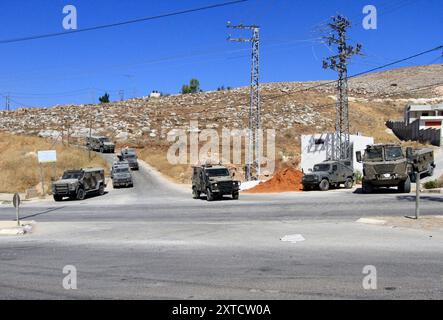 Israelische gepanzerte Fahrzeuge fahren auf einer Straße während eines Überfalls in Tubas Stadt in der besetzten Westbank israelische gepanzerte Fahrzeuge fahren auf einer Straße während eines Überfalls in Tubas Stadt in der besetzten Westbank am 14. August 2024. Israelische Truppen töteten am 14. August fünf Palästinenser bei Luftangriffen in der Stadt Tammun und bei einem Angriff auf das nahe gelegene Tubas im Norden der besetzten Westbank, sagten Quellen auf beiden Seiten. Foto: Mohammed Nasser apaimages Tubas West Bank Palästinensische Gebiete 140824 Tubas MN 007 Copyright: XapaimagesxMohammedxNasserxapaimagesx Stockfoto